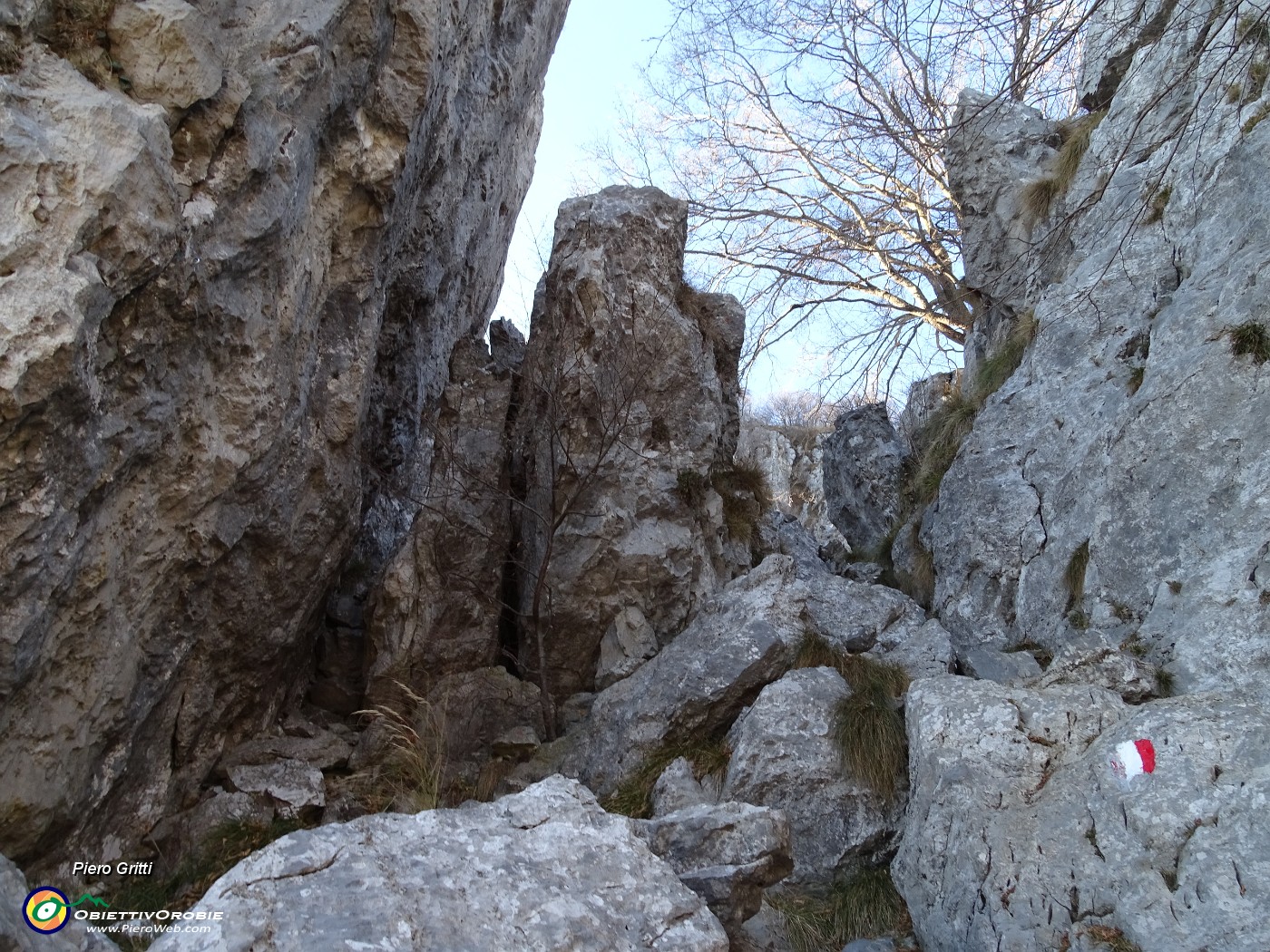 24 Passaggio impegnativo tra rocce .JPG